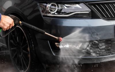 um-homem-esta-lavando-um-carro-na-lavagem-de-carros-self-service-maquina-de-lavar-veiculos-de-alta-pressao-limpa-com-agua-equipamento-de-lavagem-de-carro-mlada-boleslav_177415-153